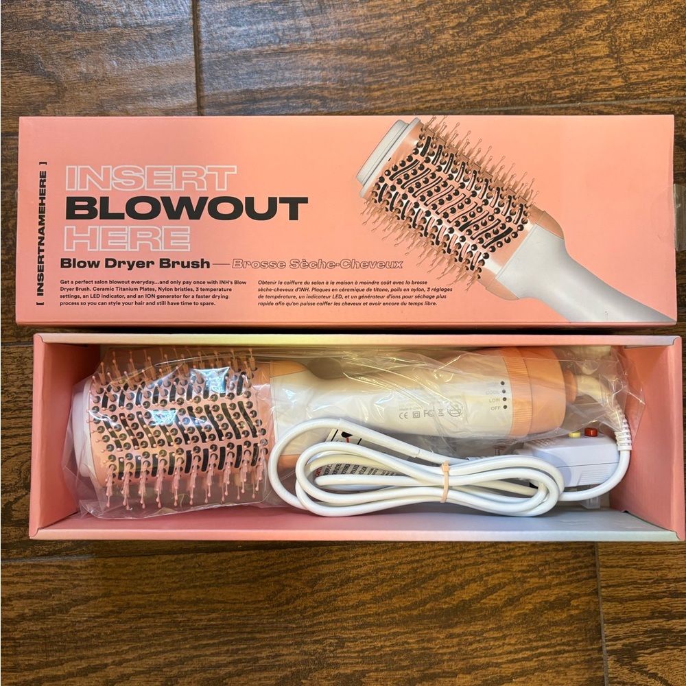 Blow Dryer Brush in Pink and White